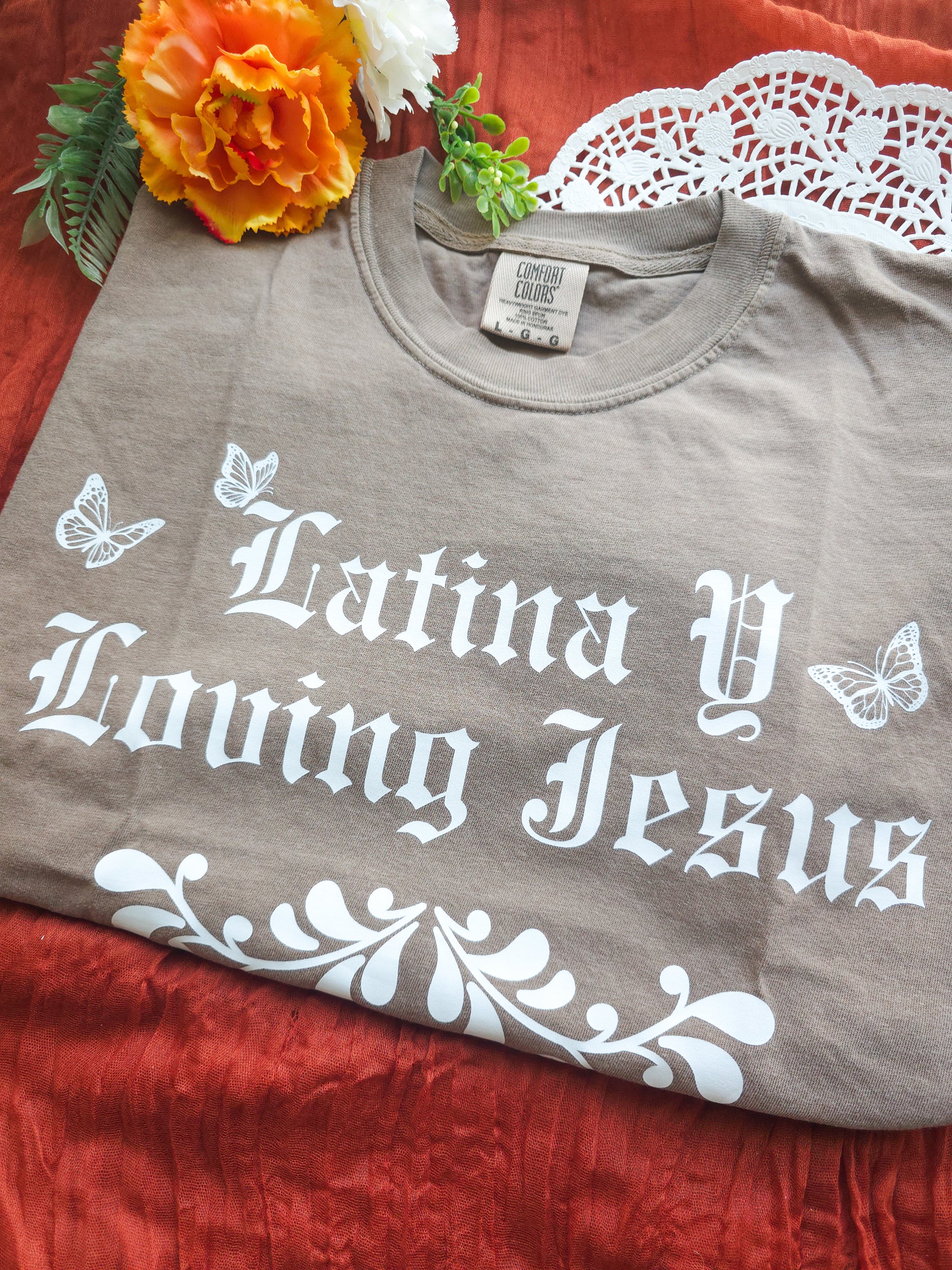 Latina Y Loving Jesus tee