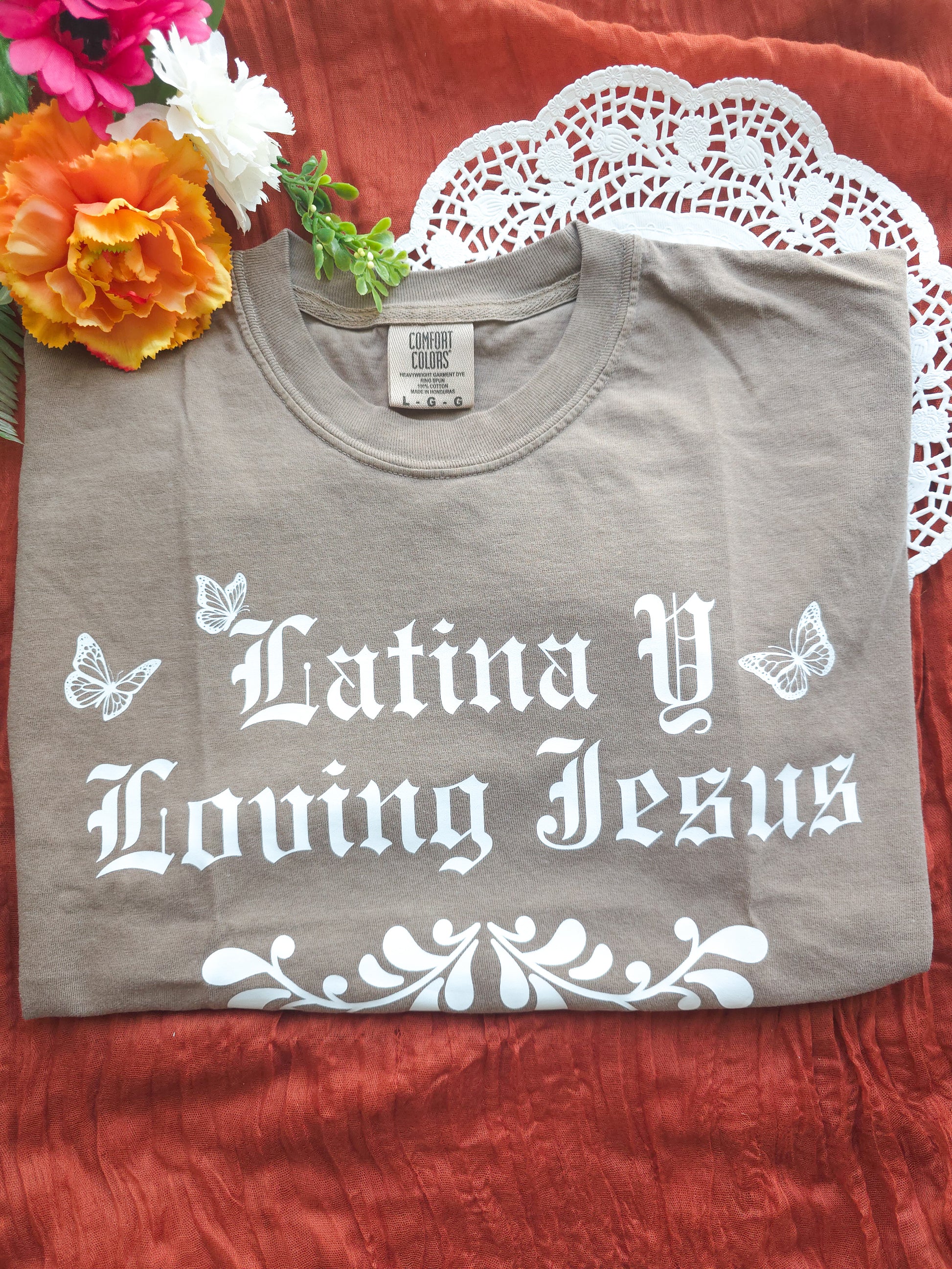 Latina Y Loving Jesus tee