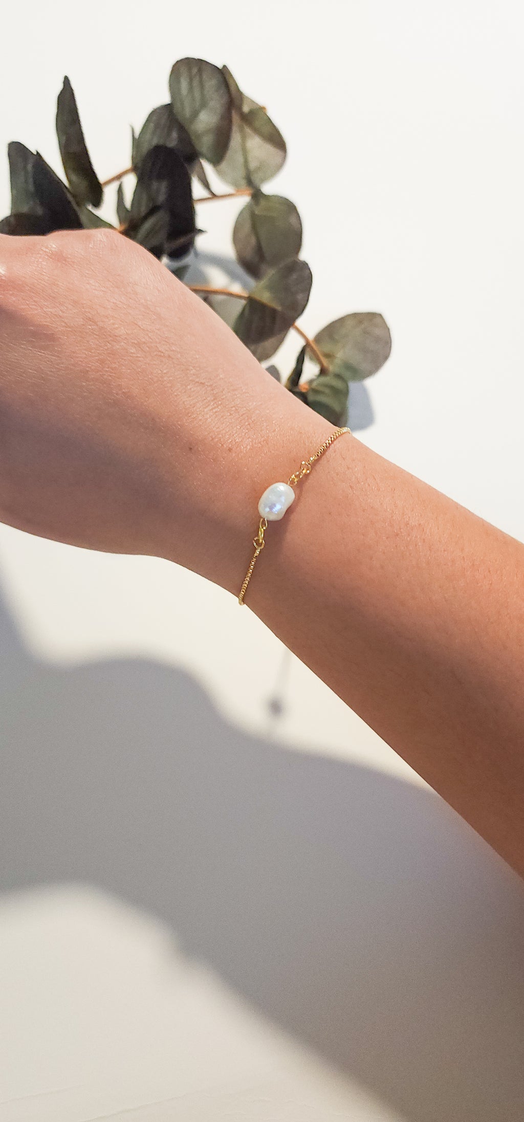 Dainty pearl bracelet